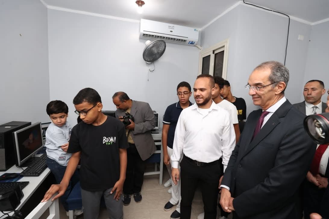 وزير الإتصالات يزور شركتين خدمات تكنولوجيا معلومات في الأقصر وقنا 
