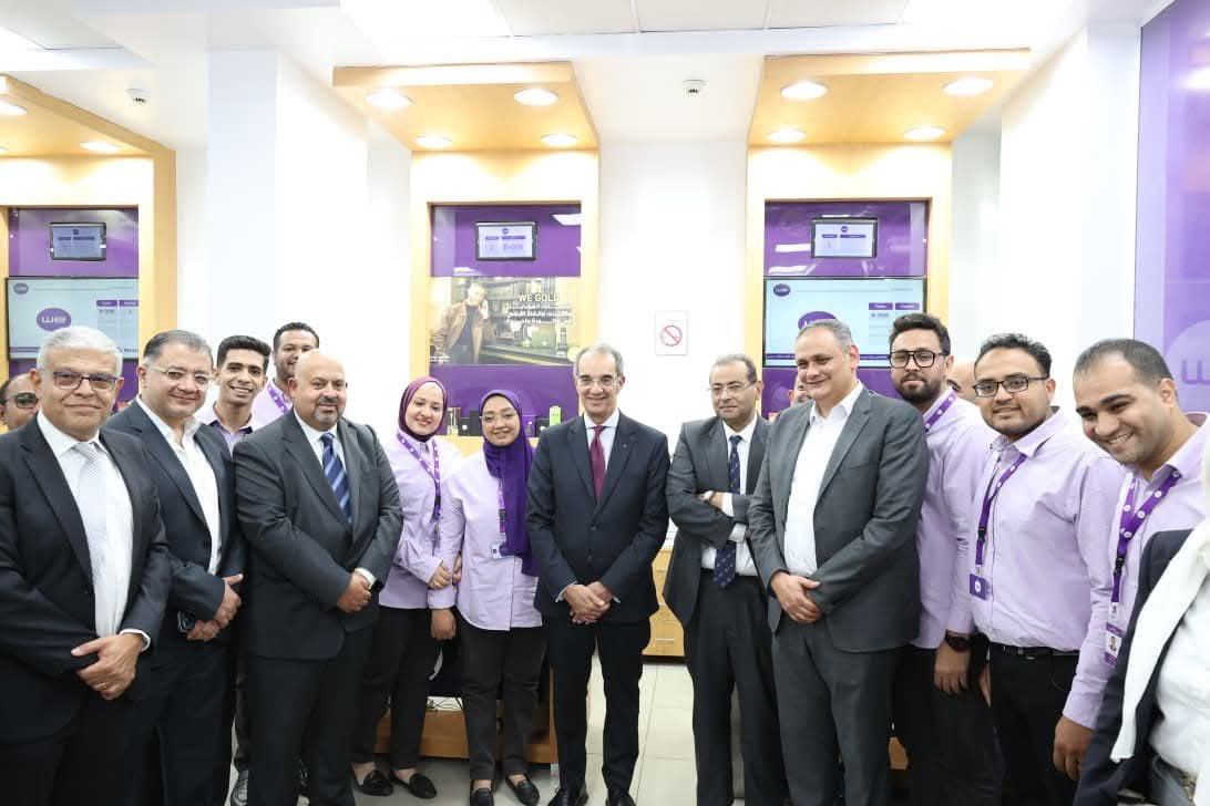 التحول الرقمي يصل قنا.. وزير الاتصالات يتابع تطوير المدارس والخدمات الحكومية والطبية