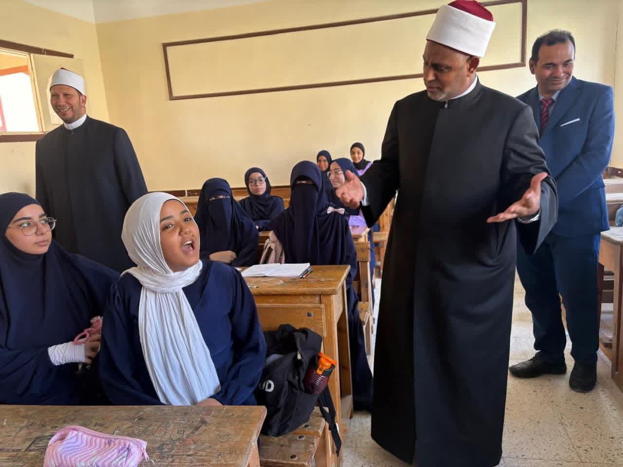 وفد قطاع المعاهد الأزهرية يتابع سير العمل التعليمية بالإسكندرية 