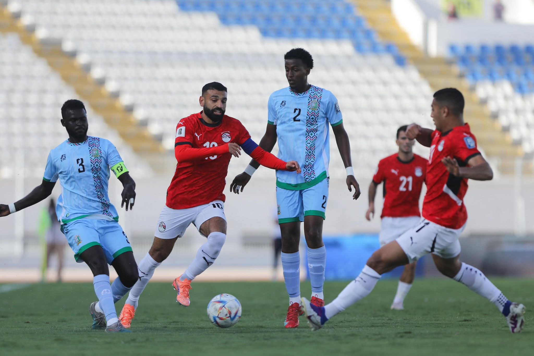 الرئيس مهنئاً المنتخب بالصعود لكأس العالم: أدخلتم الفرحة في قلوب المصريين