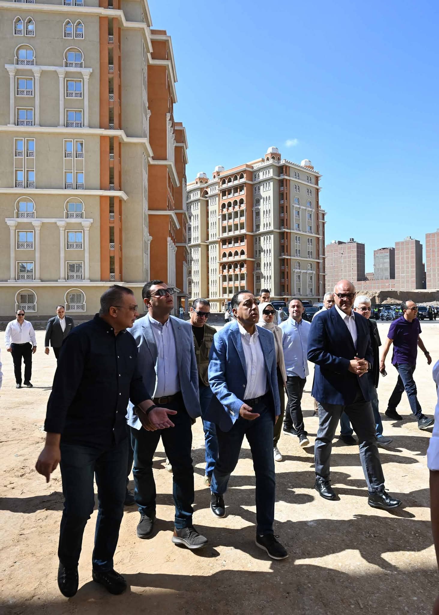 رئيس الوزراء يتابع الموقف التنفيذي لمشروع التطوير العمراني لعواصم المحافظات ويتفقد أحد المواقع