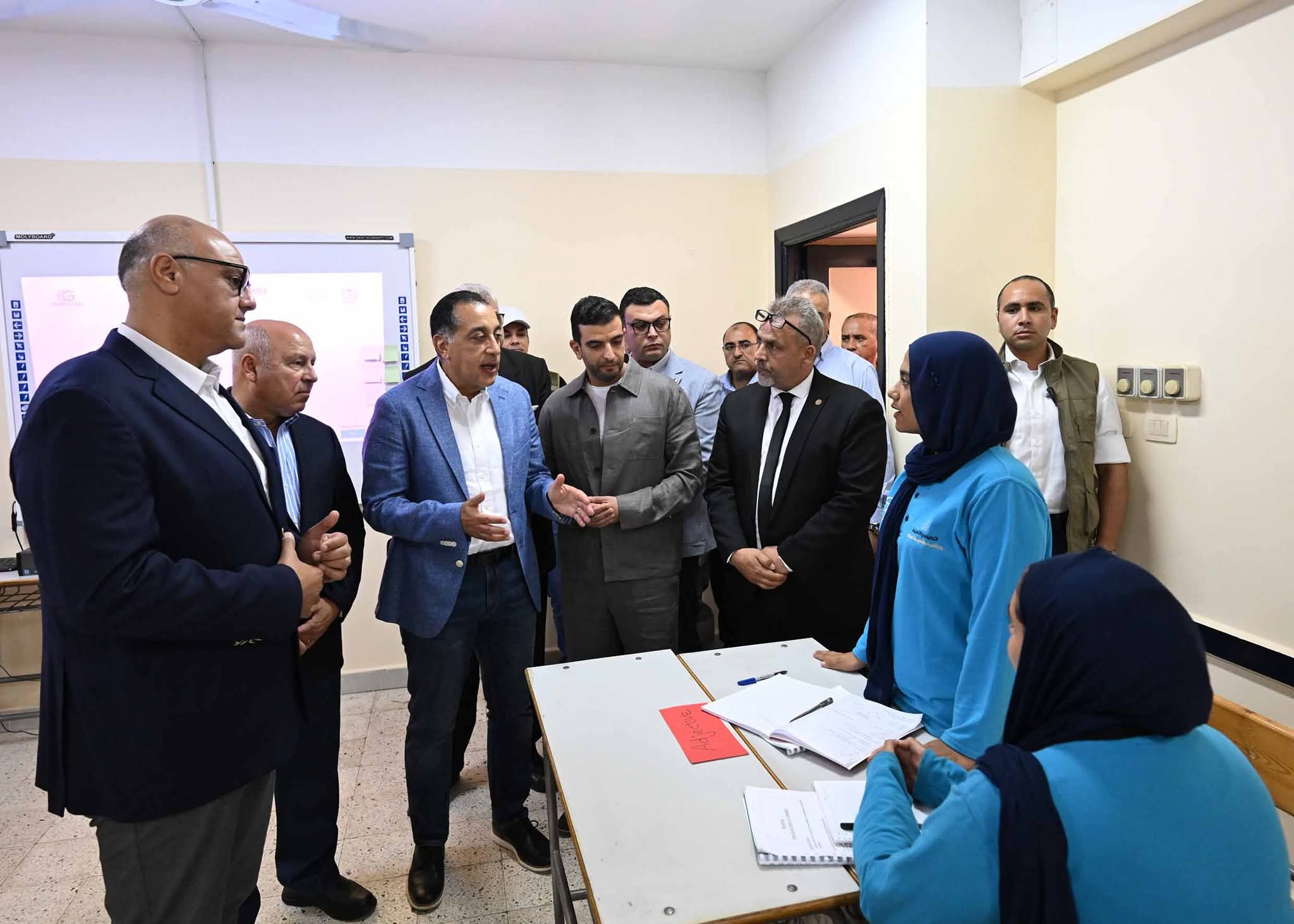 رئيس الوزراء يتفقد مدرسة "إيجيبت جولد" الثانوية للتكنولوجيا التطبيقية المتخصصة في صناعة المجوهرات
