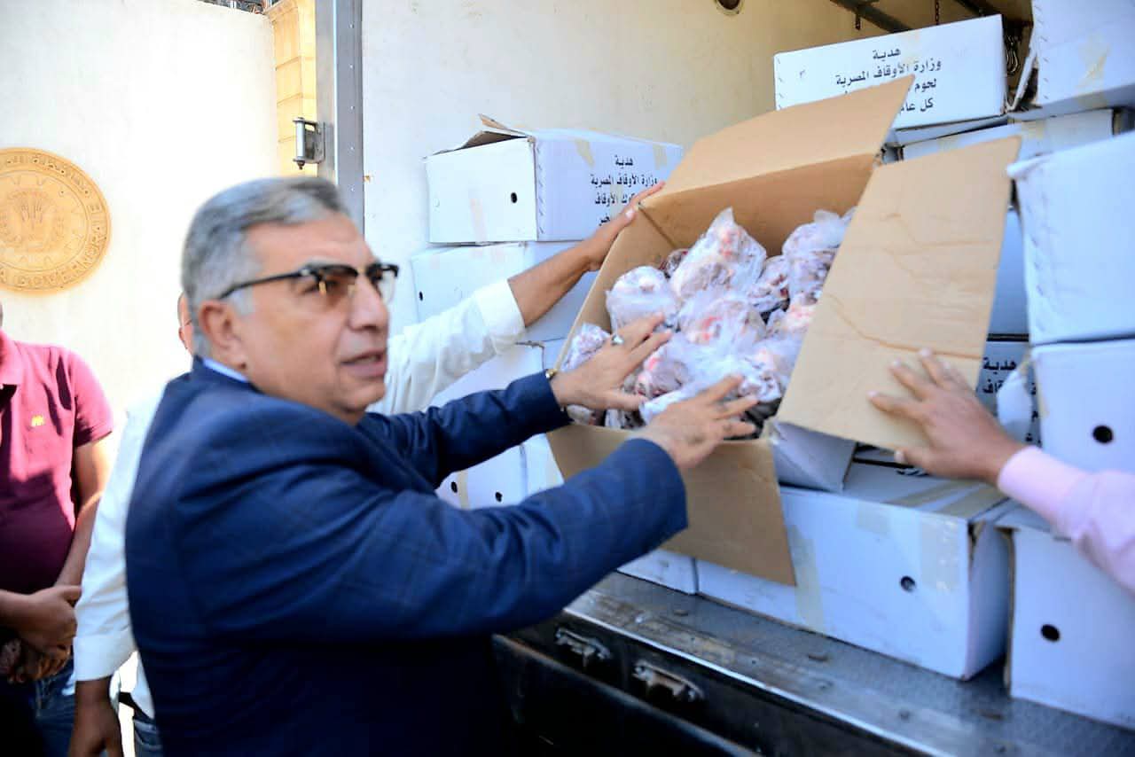 محافظ الدقهلية يشهد توزيع  لحوم صكوك الإطعام بإجمالي 2 طن على الأسر الأولى بالرعاية