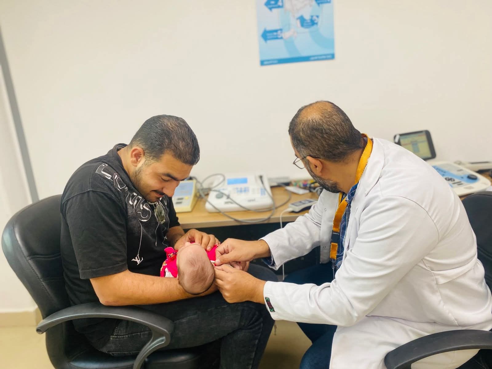 الرعاية الصحية تطلق حملة "نرعاك تسمع" لتوفير السماعات الطبية بالمجان لمنتفعي التأمين الصحي الشامل