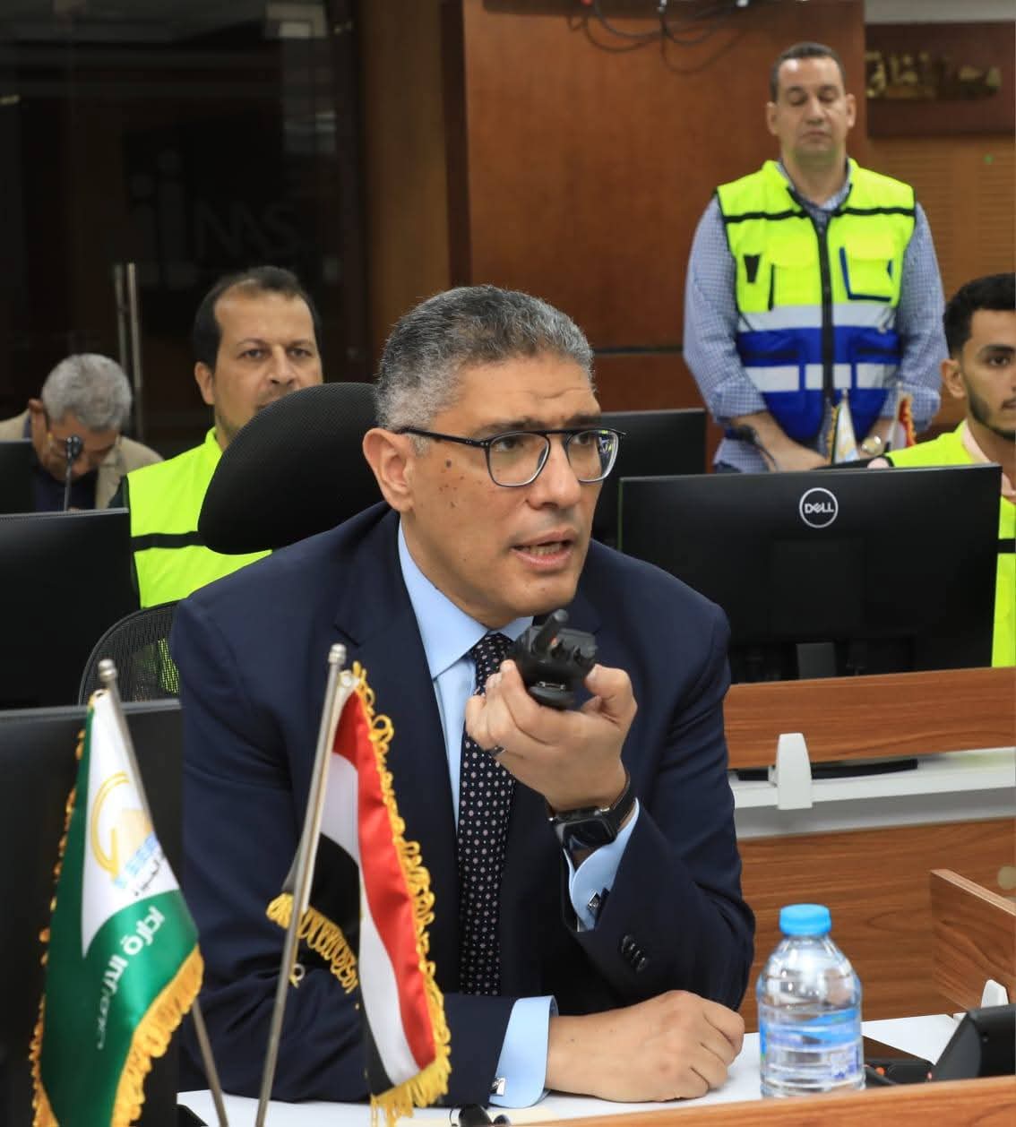 محافظ الجيزة يتابع انتظام مواقف السرفيس ومحطات الوقود من داخل مركز سيطرة الشبكة الوطنية للطوارئ