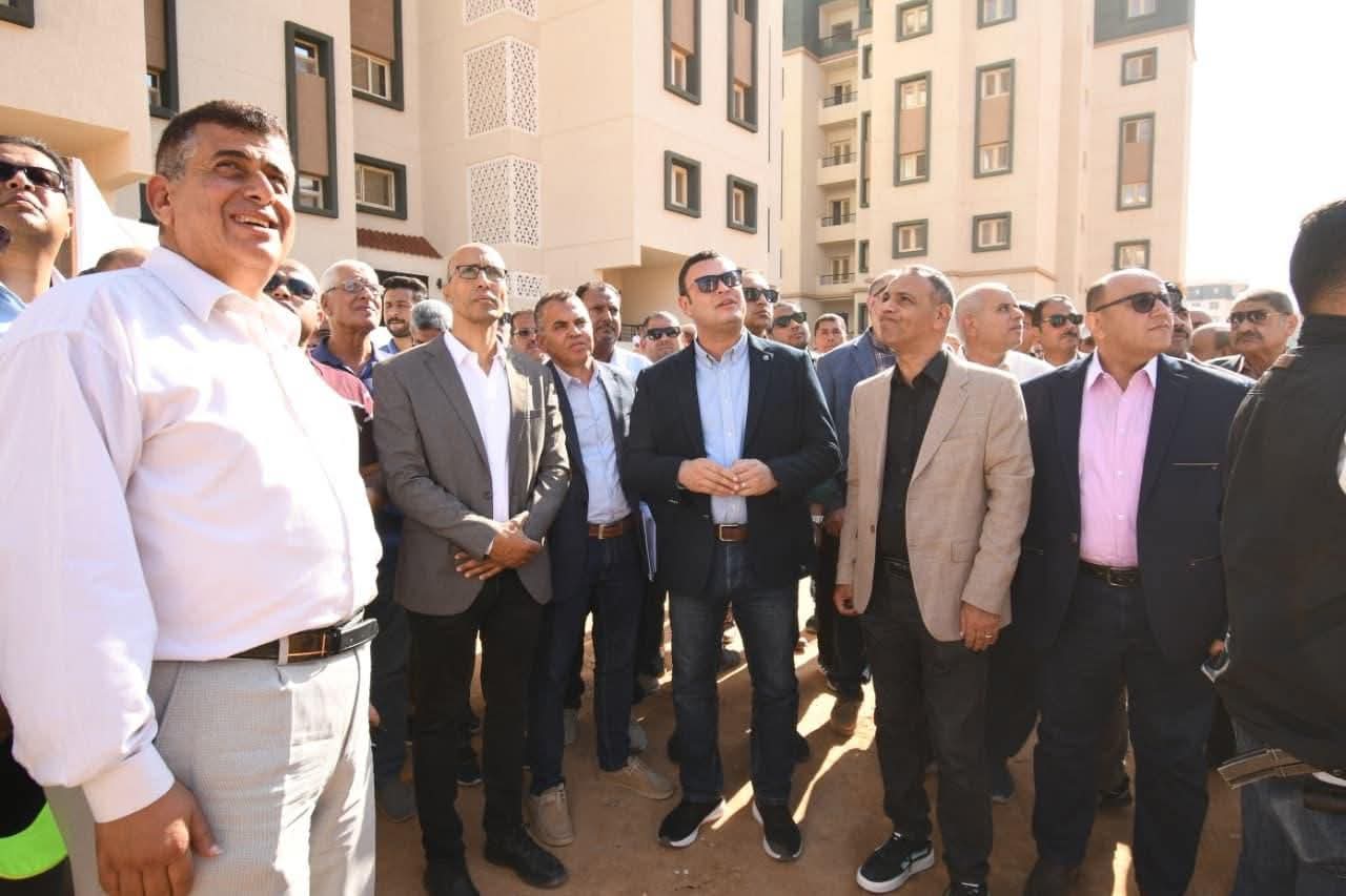 وزير الإسكان يتابع أعمال الطرق والمحاور وأعمال التطوير بمدينة العبور