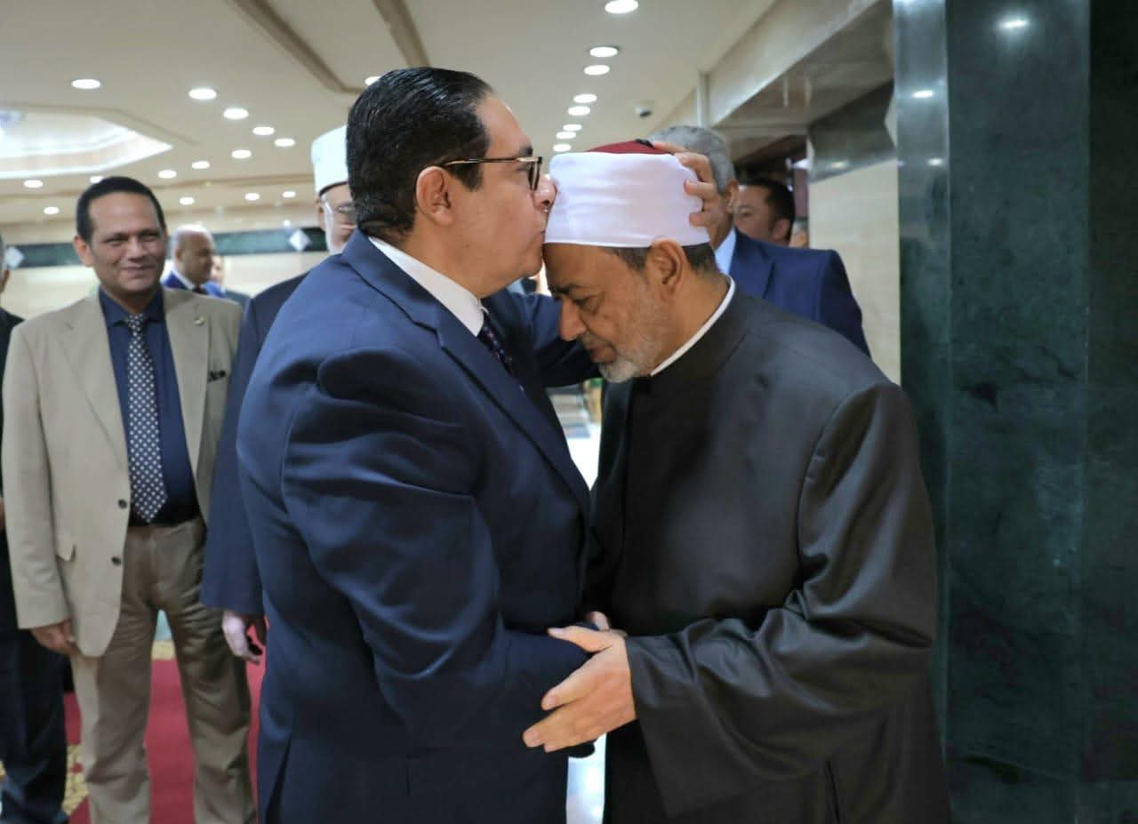 الإمام الأكبر يشهدُ توقيع بروتوكول تفاهم لتعزيز التَّعاون بين جامعتى الأزهر والقاهرة
