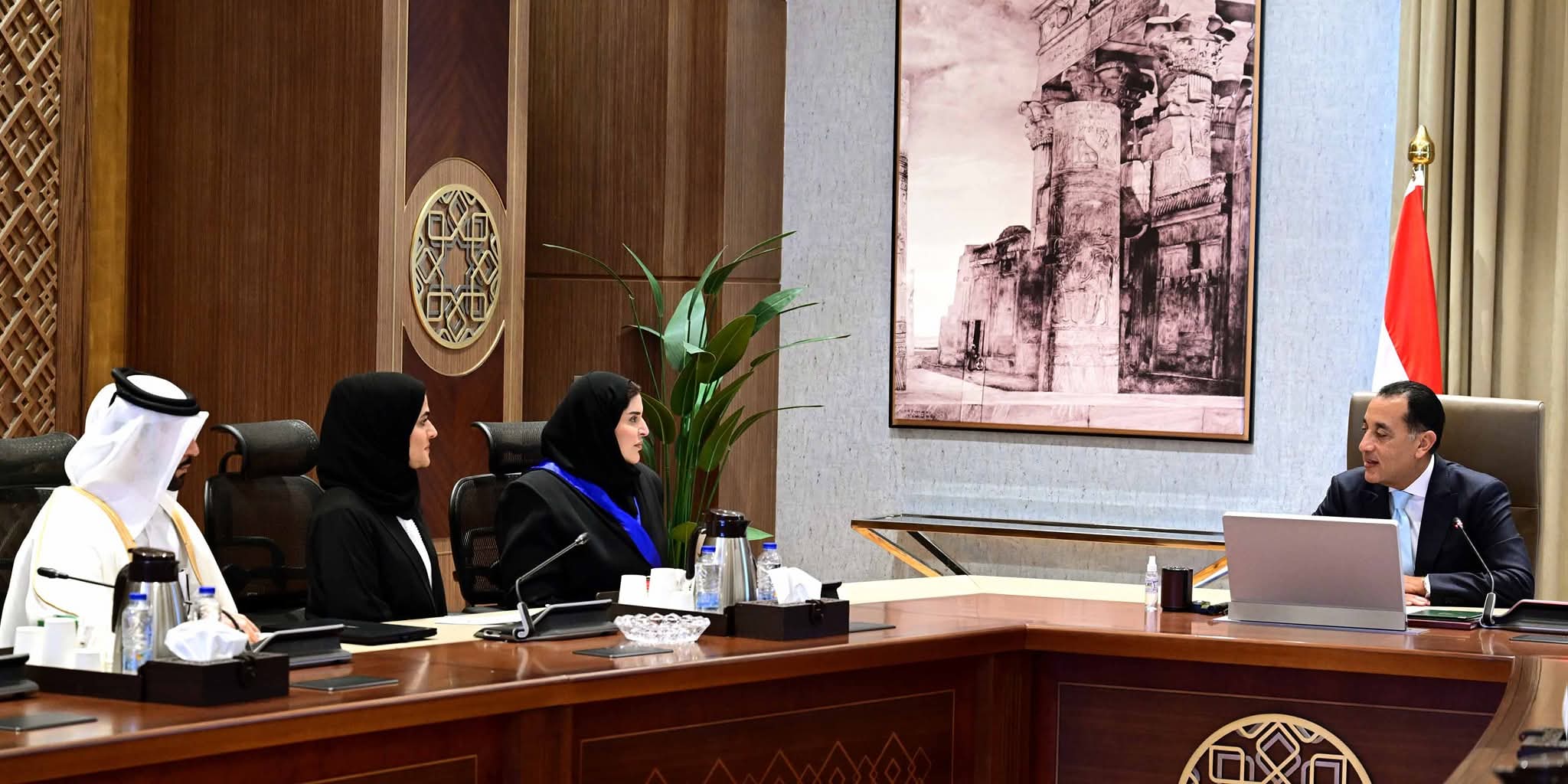 رئيس الوزراء يلتقي وزيرة الدولة للتعاون الدولي بوزارة الخارجية القطرية والوفد المرافق لها