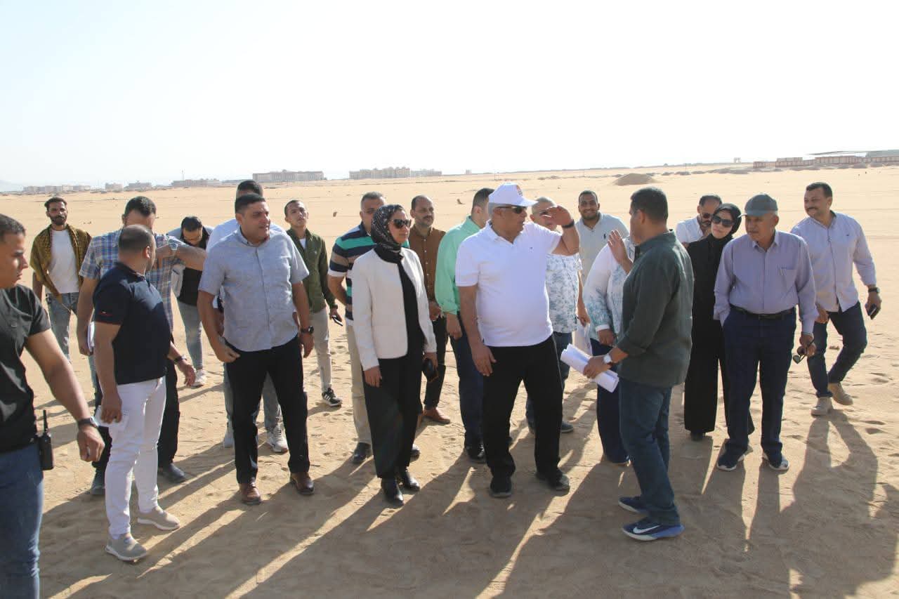 محافظ الوادي الجديد يتفقد بدء أعمال الإنشاءات بمركز إنتاج الحرير الطبيعي