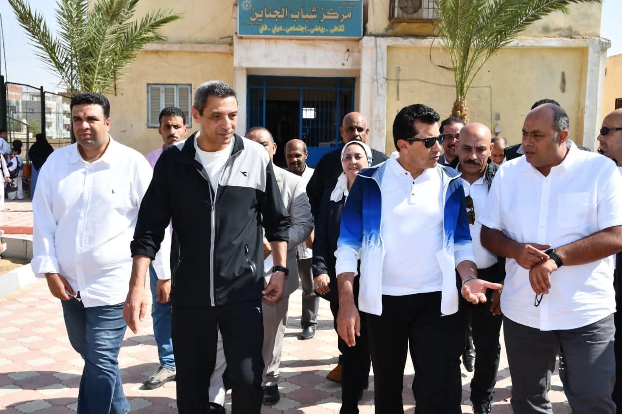 وزير الرياضة يفتتح قاعة تخاطب وملعب أكريليك بمركز شباب الجناين بالسويس