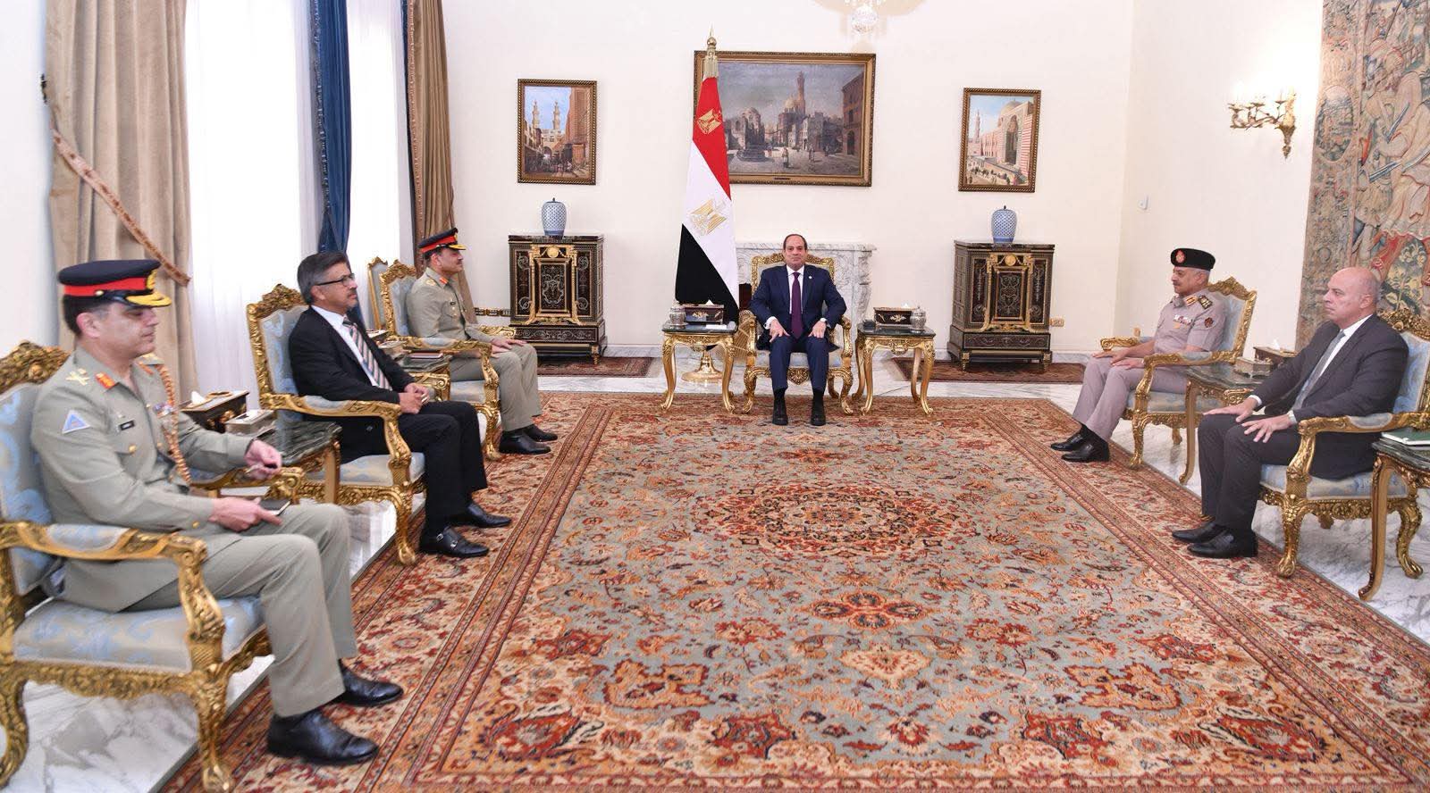 السيسي يبحث مع رئيس أركان الجيش الباكستاني تعزيز التعاون العسكري وجهود استقرار الشرق الأوسط