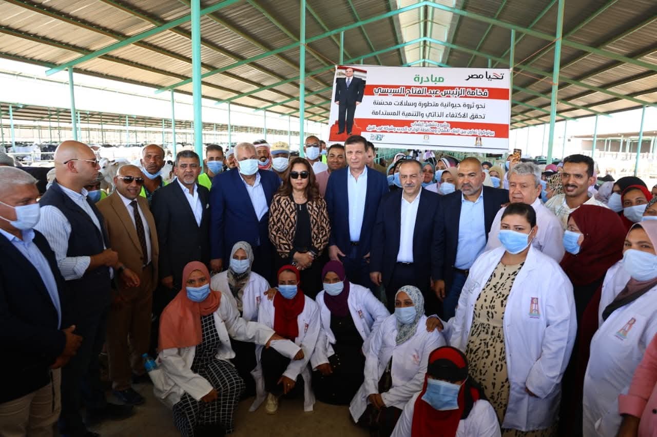 وزيرا التنمية المحلية والزراعة يتفقدان مشروع الإنتاج الحيواني ومجمع تمور الوادي الجديد
