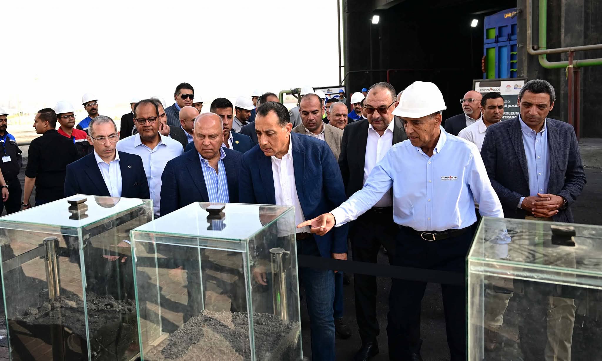 رئيس الوزراء يتفقد مراحل الإنتاج بمصنع الشركة المصرية لبلوكات الأنود الكربونية بالسخنة