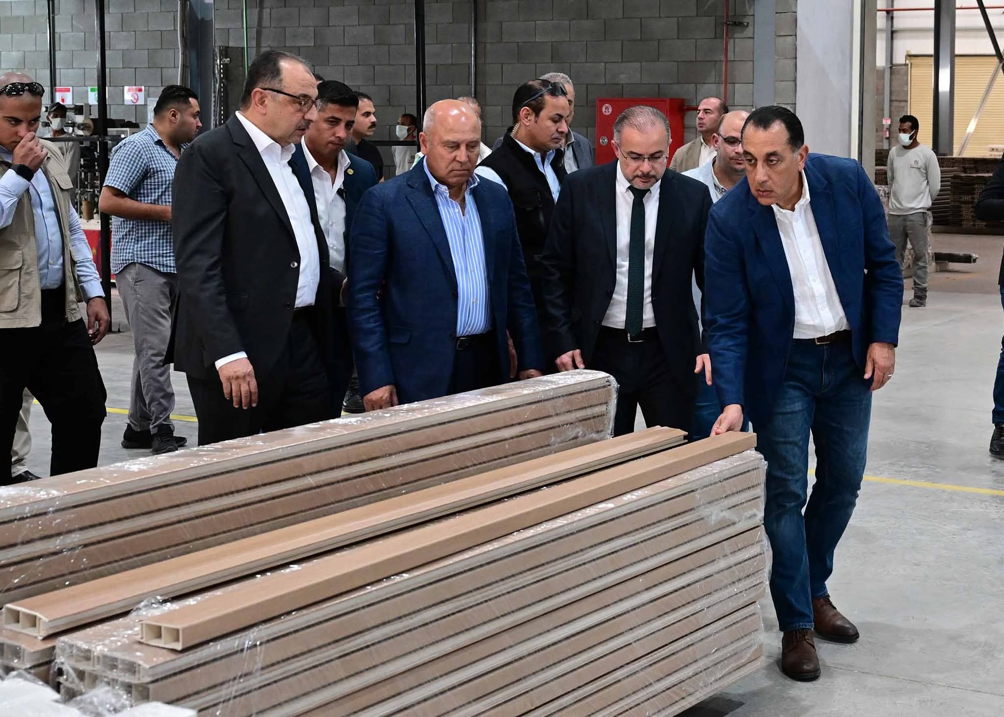 رئيس الوزراء يفتتح مصنع "بونالو للصناعات البلاستيكية والخشبية"