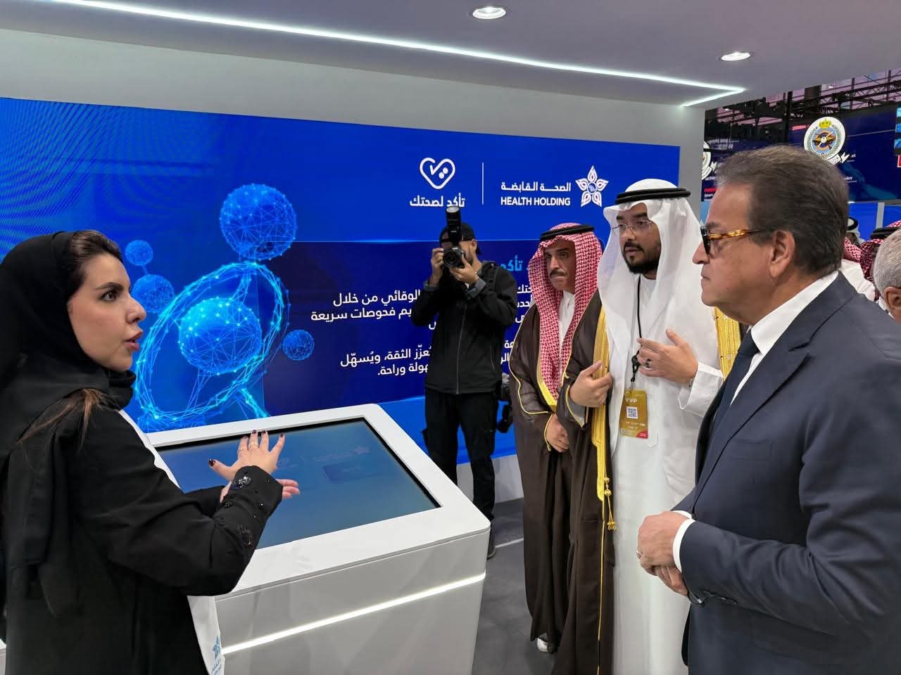 "عبدالغفار" يتفقد المعرض الطبي بملتقى الصحة العالمي في السعودية