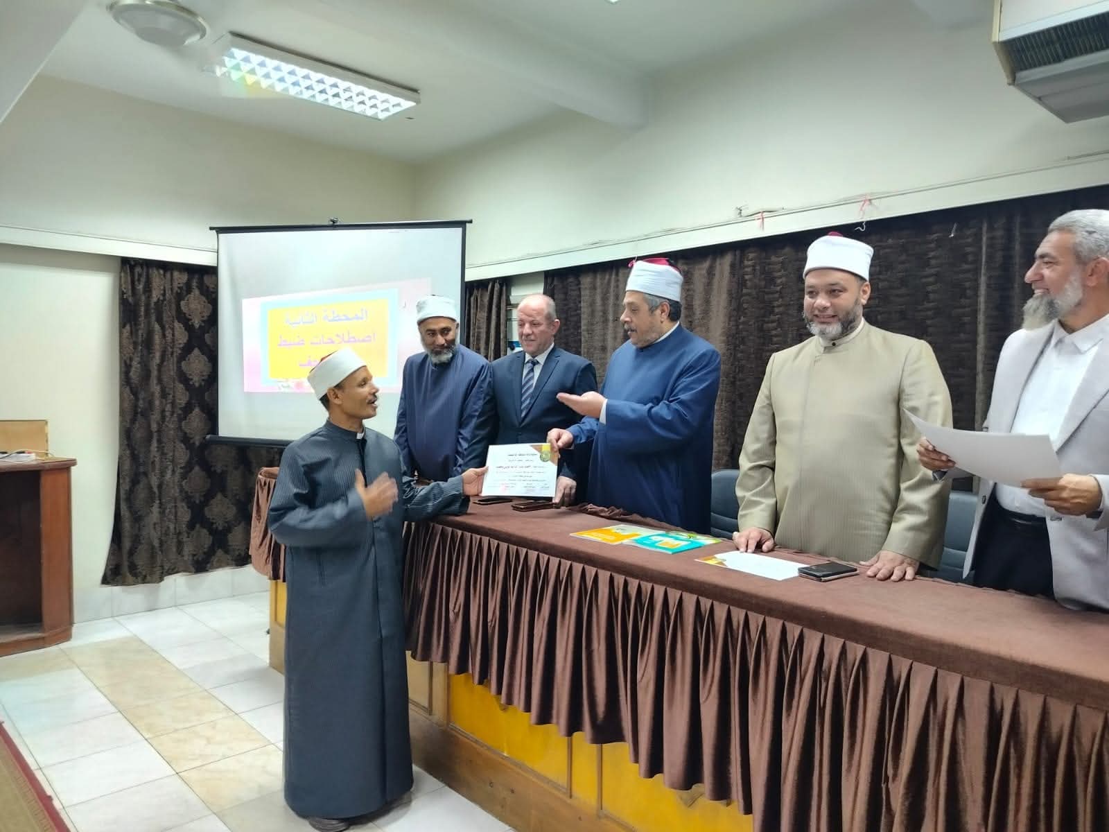 قطاع المعاهد الأزهرية يختتم برنامج القراءة التأسيسية ويكرم الموجهين والمعلمين المتميزين