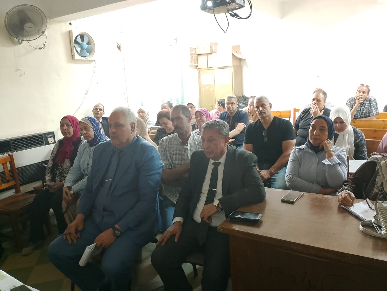 وكيل وزارة التربية والتعليم بالبحيرة يتابع  إنتظام العملية التعليمية بمدرسة دمنهور الثانوية بنات