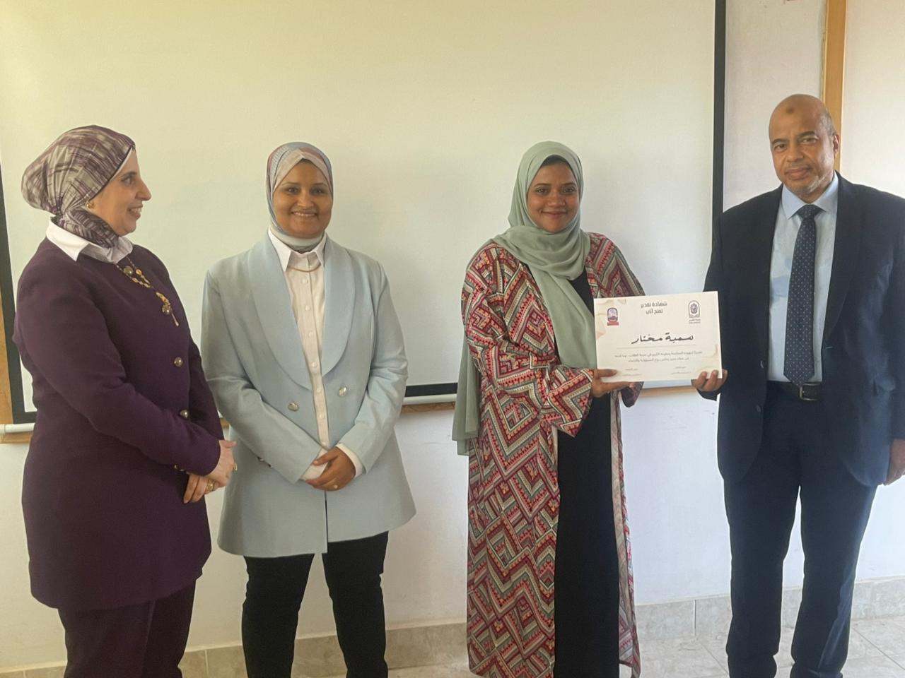 "علوم الأقصر" تحتفي بالتميز.. تكريم أوائل الأقسام وأعضاء هيئة التدريس والموظفين المتميزين