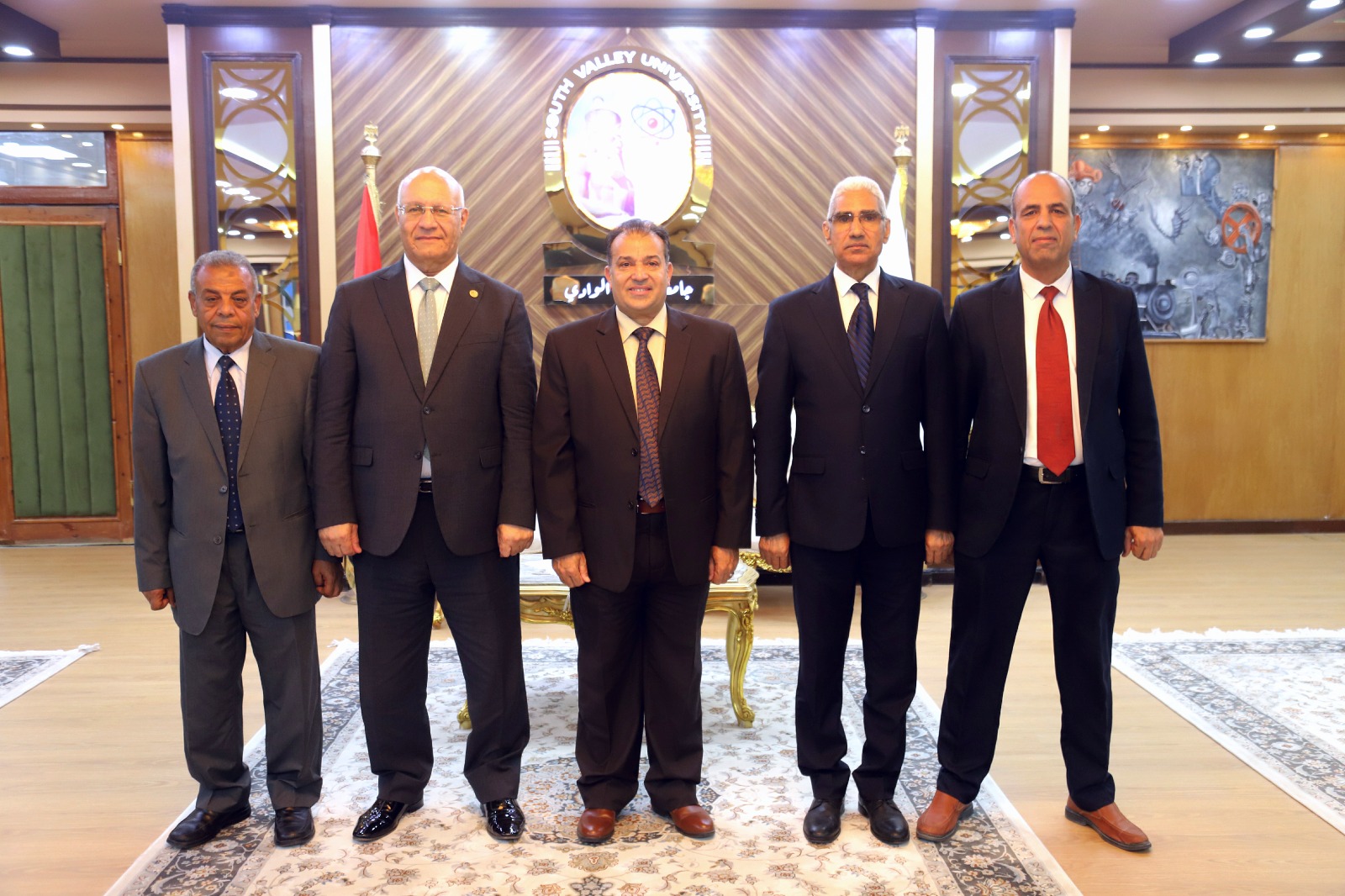 انعقاد لجنة اختيار عميد كلية الطب البيطري بجامعة جنوب الوادي