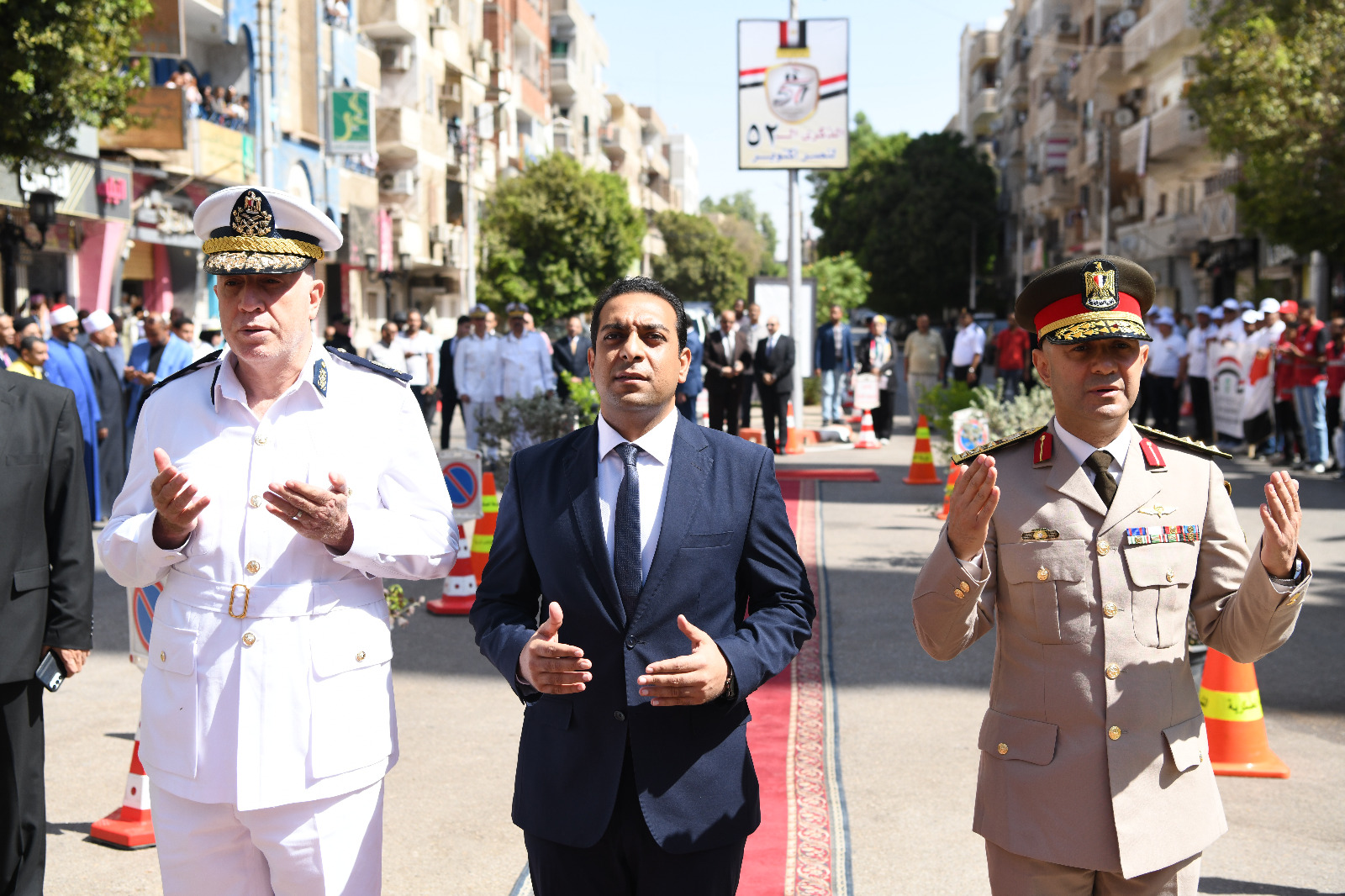 نائب محافظ قنا يضع إكليل الزهور على النصب التذكاري في ذكرى انتصارات أكتوبر المجيدة