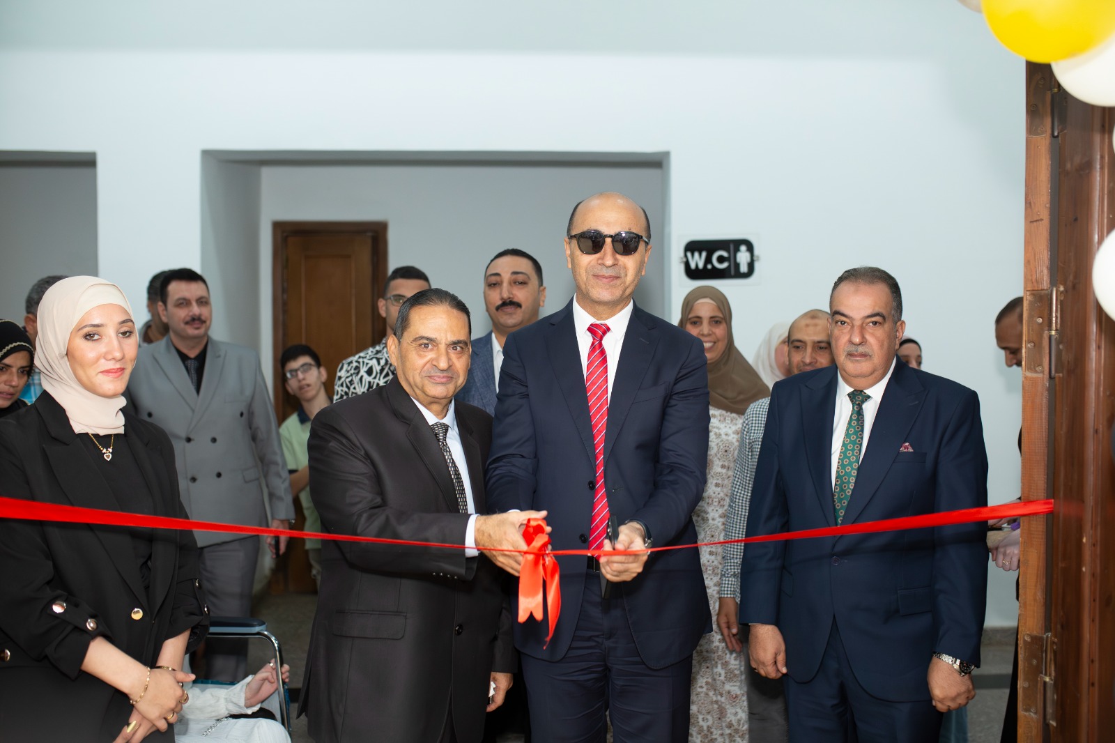 رئيس جامعة دمنهور يفتتح المعرض الفنى لمنتجات ذوى الهمم