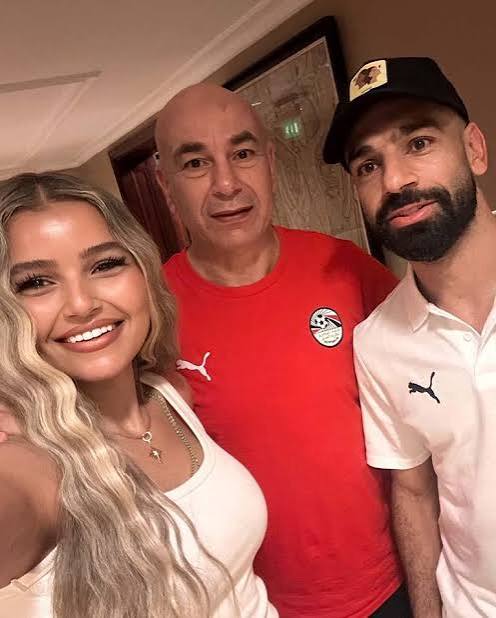 ما أحلى الاحتفال بعد الانتصار..ابنة حسام حسن فى حضنه بتأهل المنتخب لكأس العالم