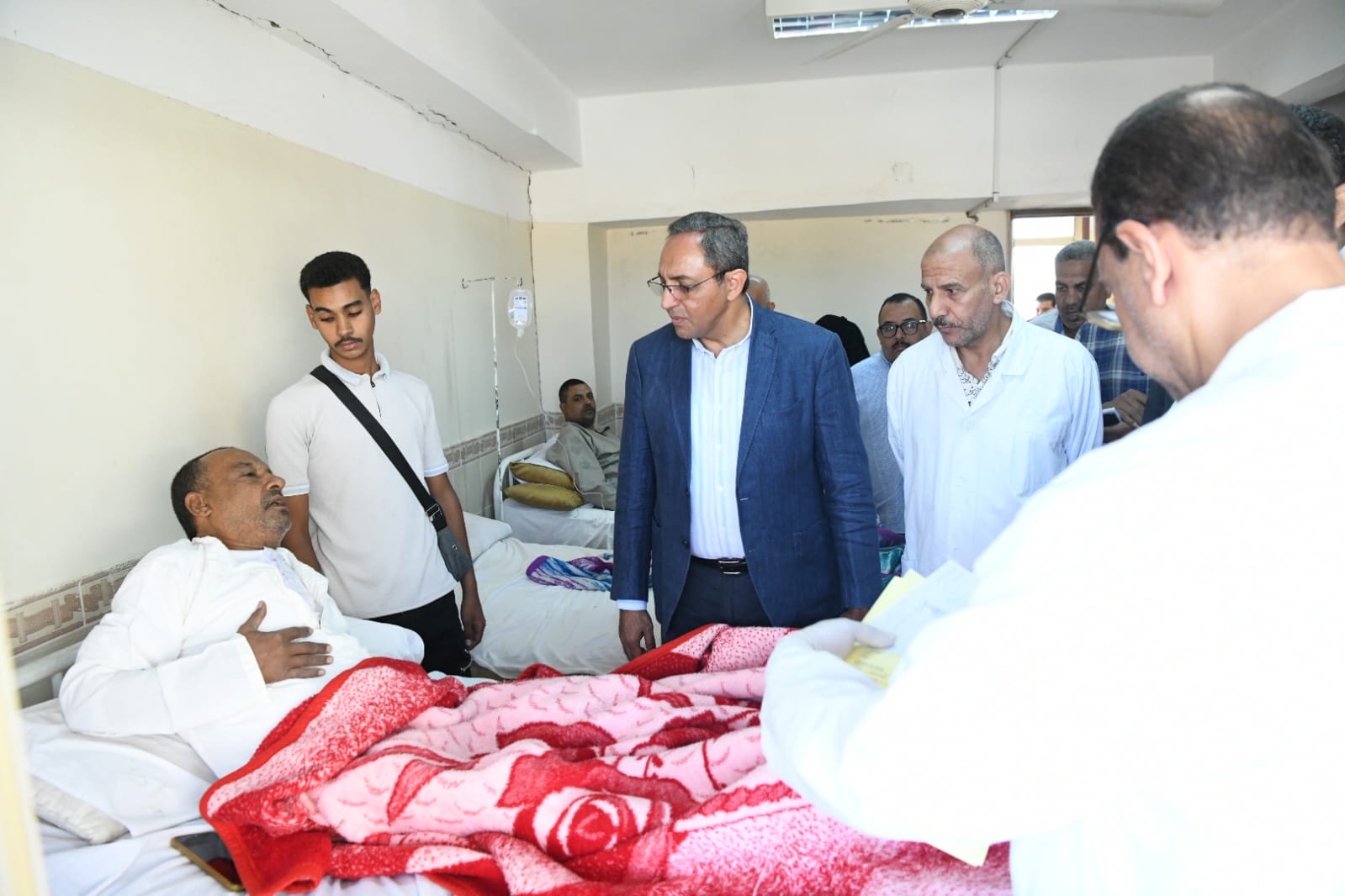 محافظ قنا يزور مصابي حادث أتوبيس عمال الألومنيوم ويطمئن على حالتهم الصحية