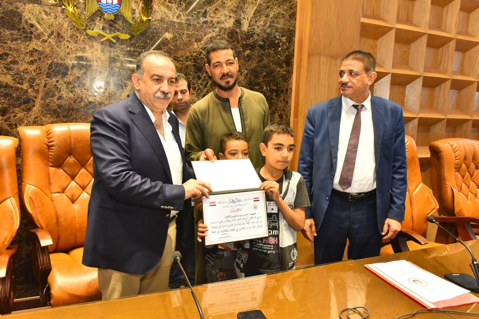 محافظ أسيوط يكرم مواطناً أنقذ أطفال "تروسيكل منقباد" من الغرق