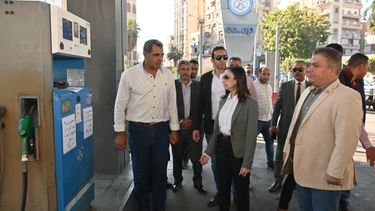 محافظ البحيرة تتفقد عددًا من محطات الوقود وموقف أبو حمص للتأكد من الإلتزام بالتعريفة الجديدة