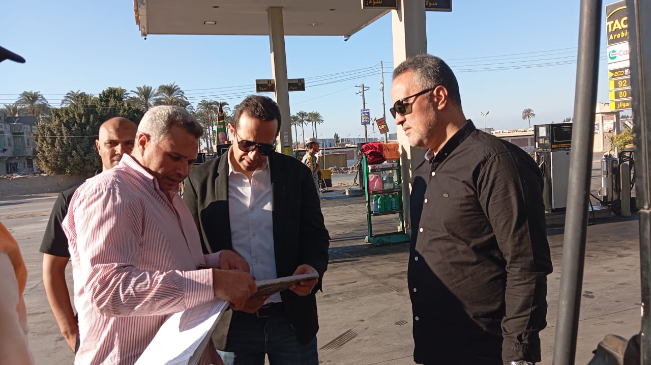 نائب محافظ البحيرة يتفقد مواقف السيارات ومحطات الوقود بعدة مدن  لمتابعة الإلتزام بالتعريفة الجديدة
