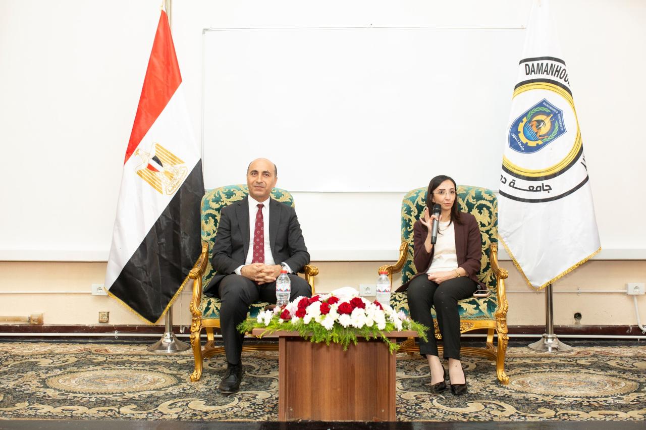 محافظ البحيرة ورئيس جامعة دمنهور يستقبلان طلاب  الجامعة الأهلية في بداية العام الدراسي