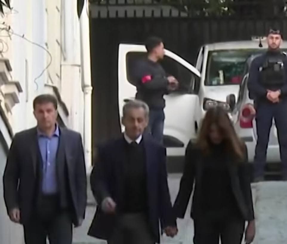 الصور الأولى للرئيس الفرنسى الأسبق نيكولا ساركوزي أثناء توجهه للسجن