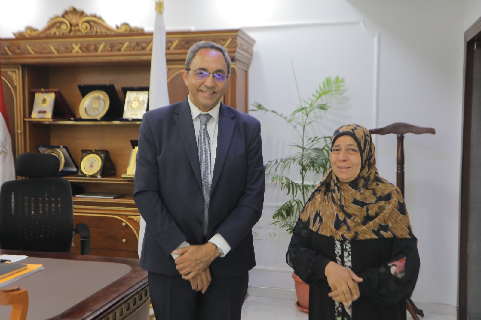 في لفتة إنسانية.. محافظ قنا يستجيب لطلب مواطنة ويكلف بسرعة تلبية احتياجاتها بعد استقبالها بمكتبه