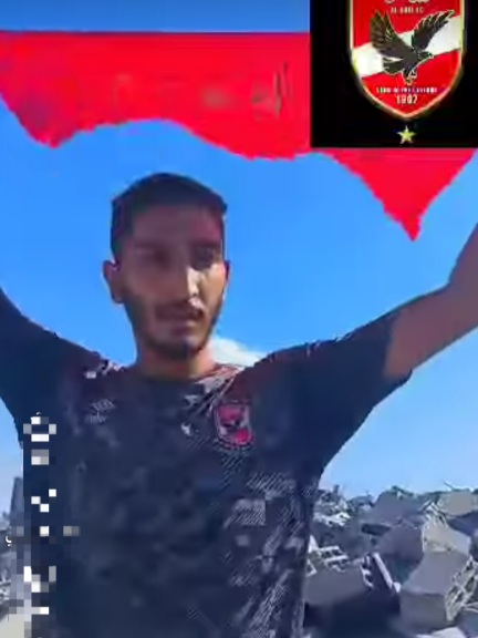 علم الأهلي يرشد شابًا فلسطينيًا إلى أنقاض منزله في غزة