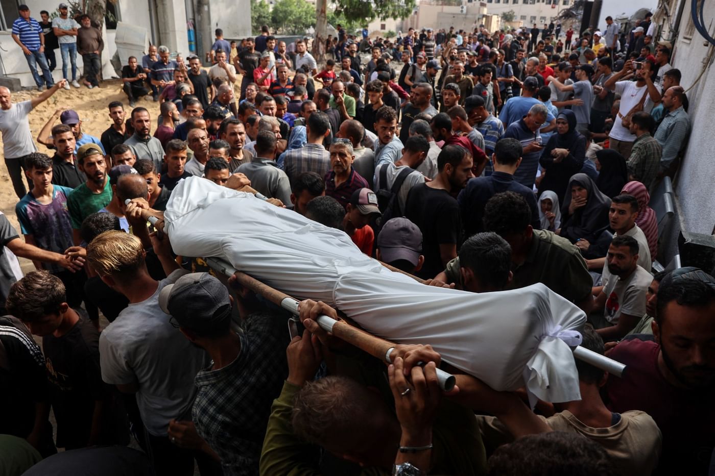 أكثر من 42 شهيدًا في قصف إسرائيلي جديد على قطاع غزة