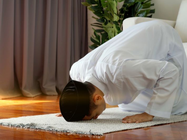 ما هو ما حكم الصلاة بالحركات فقط دون قراءة؟.. أمين الفتوى يجيب