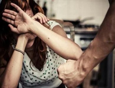 زوج يتعدى على زوجته