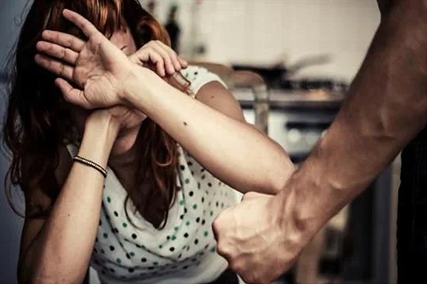 زوج يتعدى على زوجته