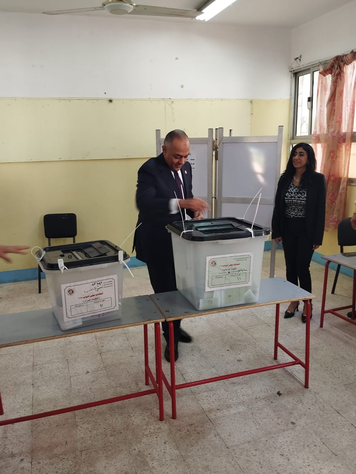 المدير التنفيذي للهيئة الوطنية للانتخابات يدلي بصوته في التجمع الخامس