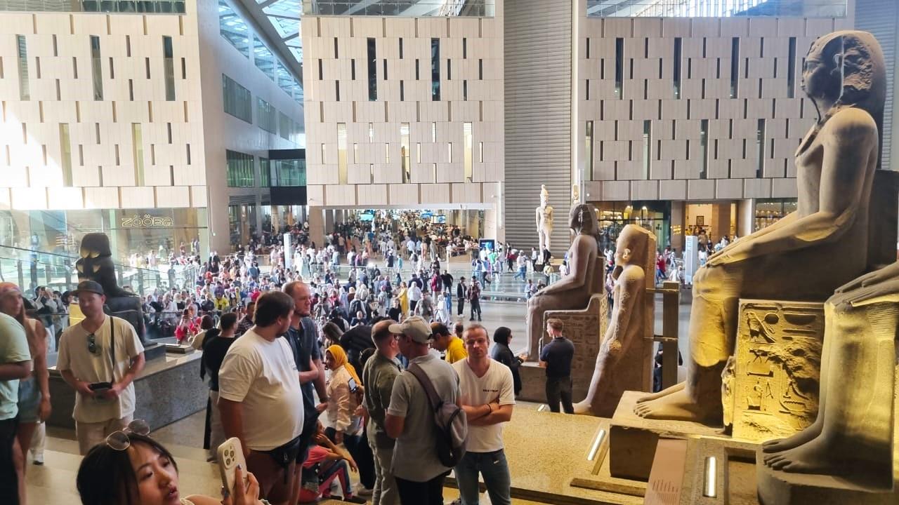 إقبال كبير من المصريين والأجانب  على المتحف المصري الكبير ثاني أيام إفتتاحه للجمهور