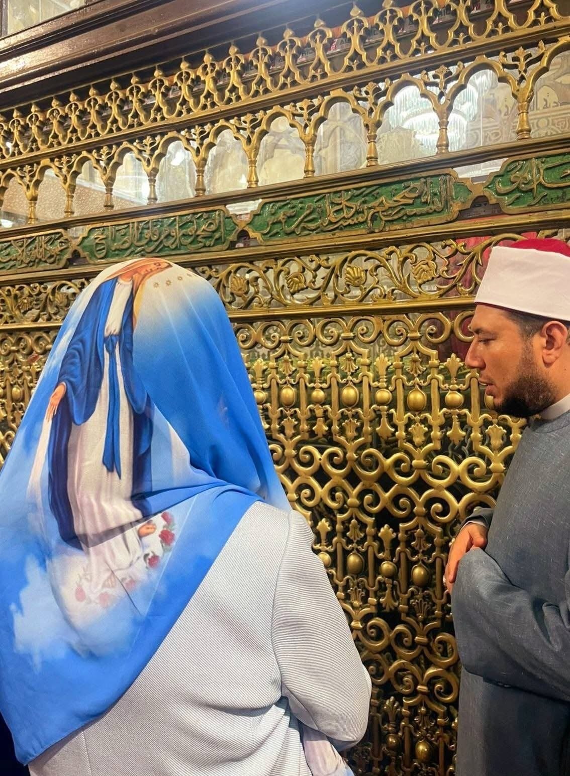 ترتدي طرحة عليها صورة مريم العذراء.. السفيرة نبيلة مكرم تزور مقام السيد البدوي بطنطا