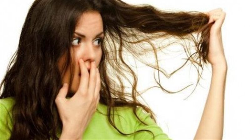 لماذا تظهر «رائحة كريهة» في شعرك بعد الغسل؟ أهم 10 أسباب وحلول فعّالة