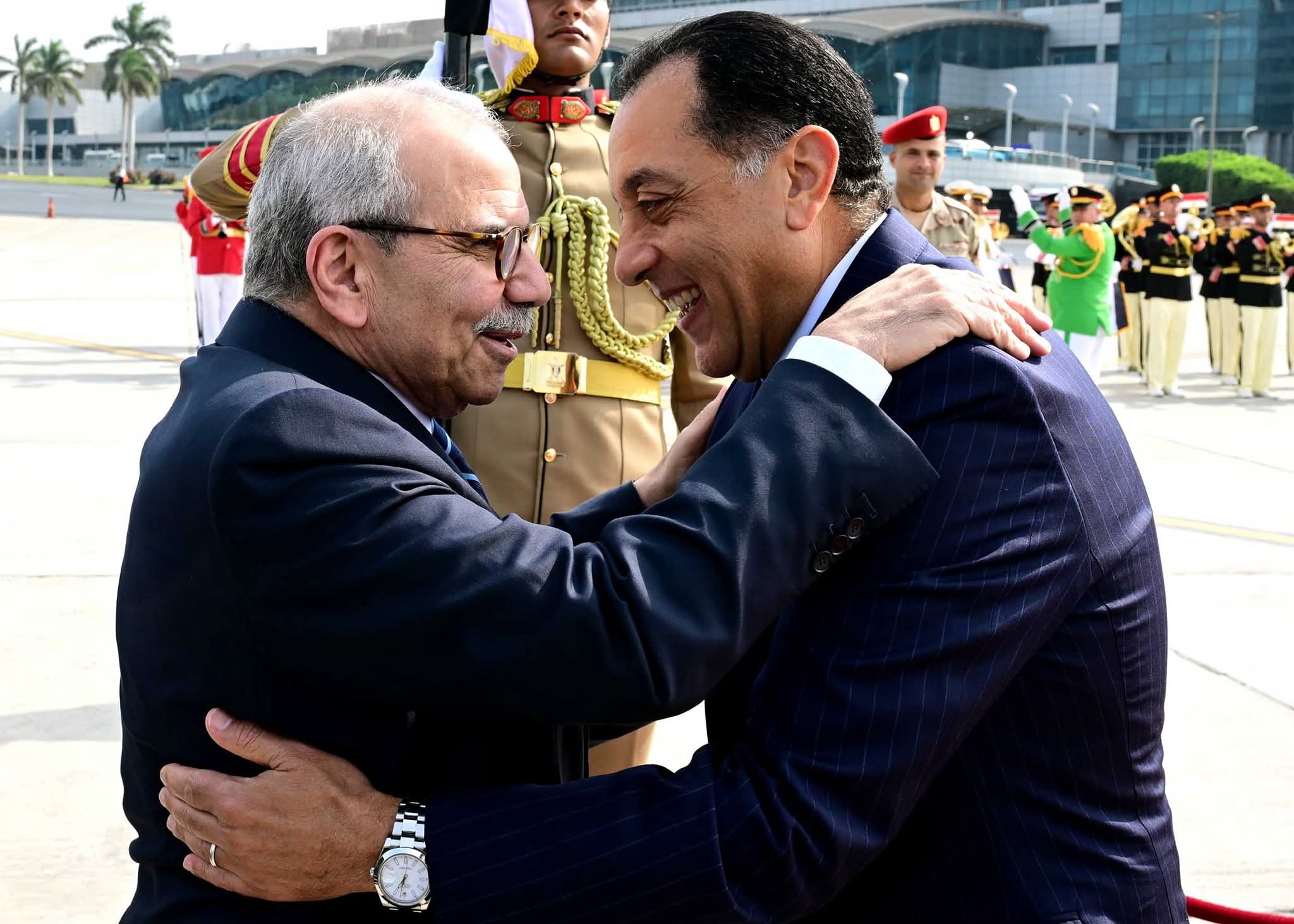 رئيس الوزراء يستقبل نظيره اللبناني بمطار القاهرة الدولي