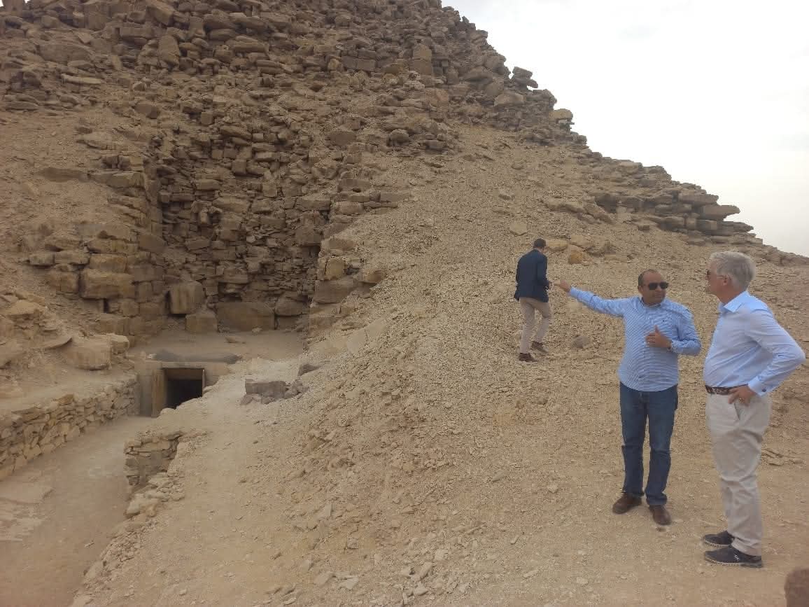 ملك بلجيكا يزور منطقتى سقارة وأبوصير الأثريتين