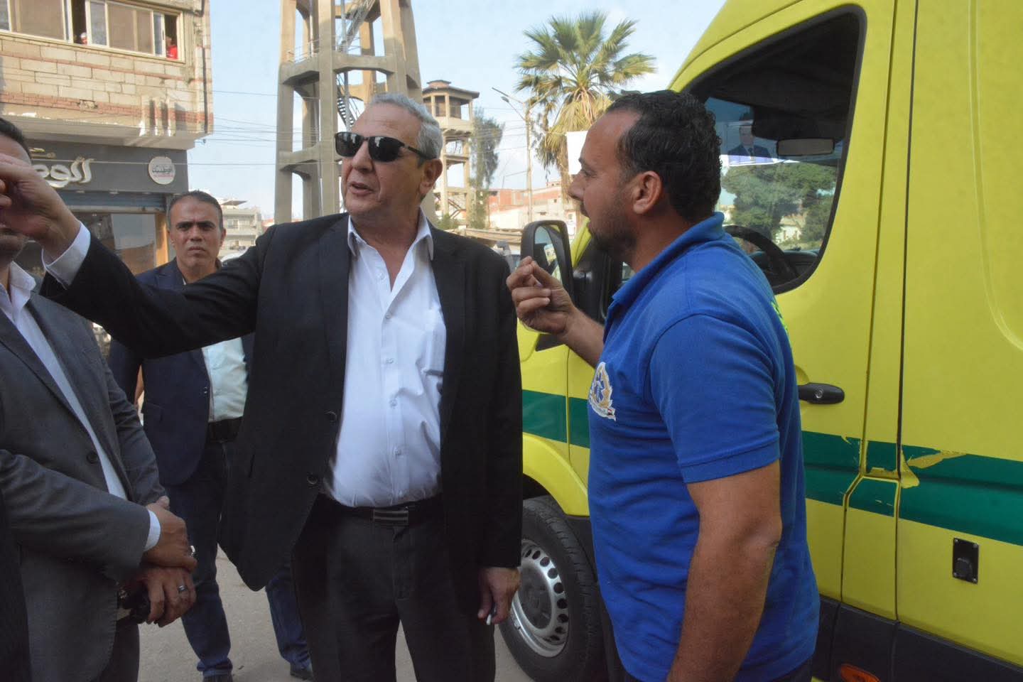 محافظ الغربية يطمئن  على مصابي حادث سير ببسيون ويوجّه بسرعة نقلهم للمستشفى - الخبر لايف