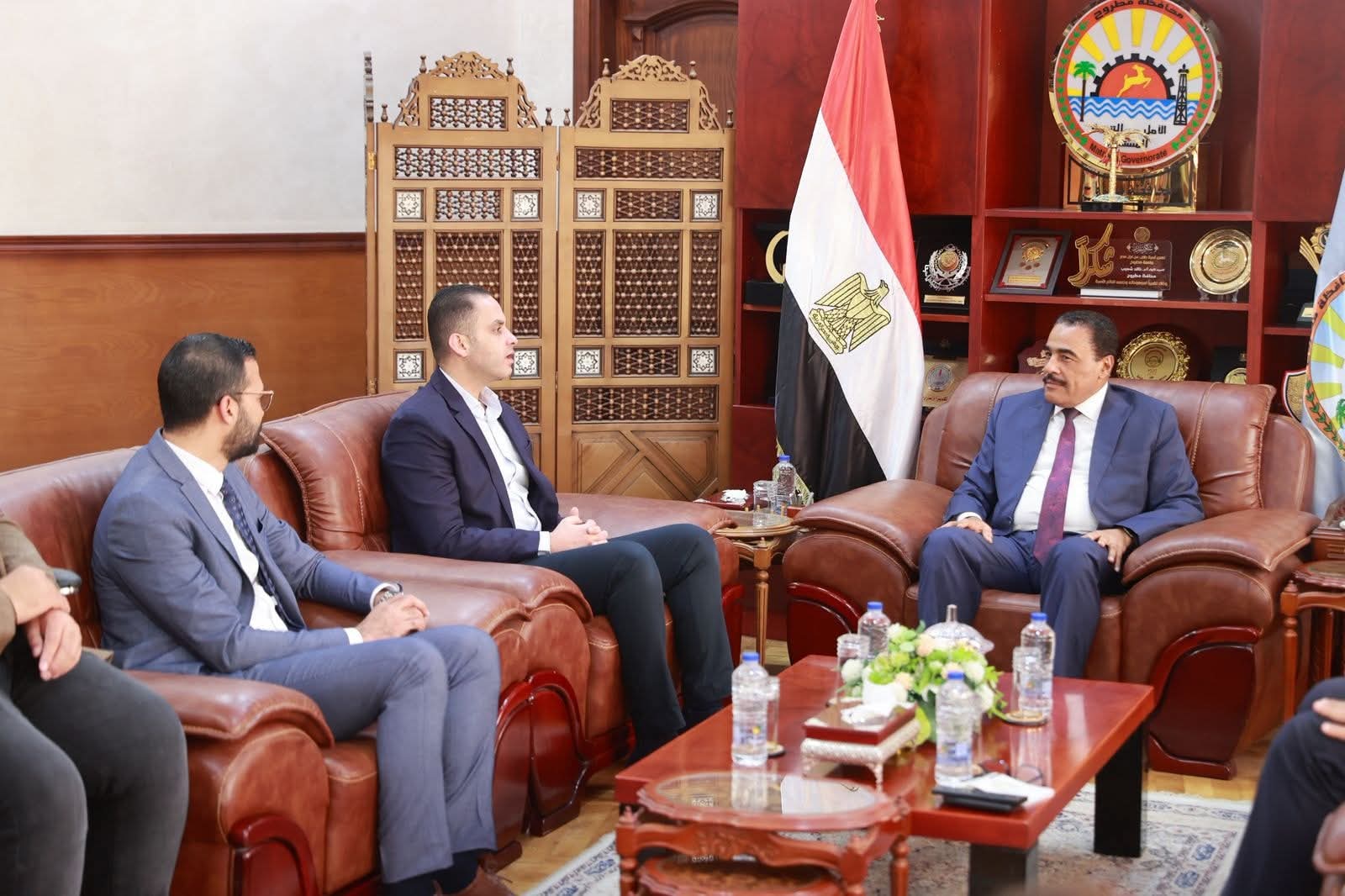 نائب وزير الصحة يبحث مع محافظ مطروح دعم البنية الصحية ومشروعات التطوير