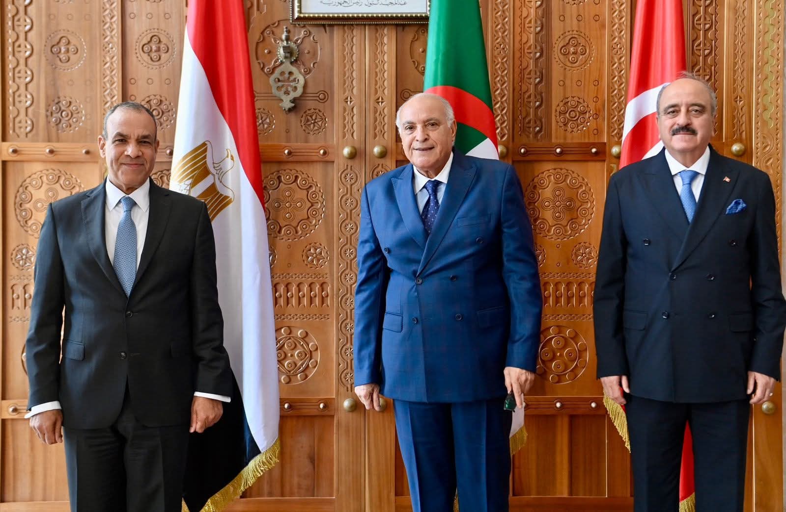 القاهرة والجزائر وتونس تدعو الأطراف الليبية لتغليب الحوار وإعلاء المصلحة الوطنية