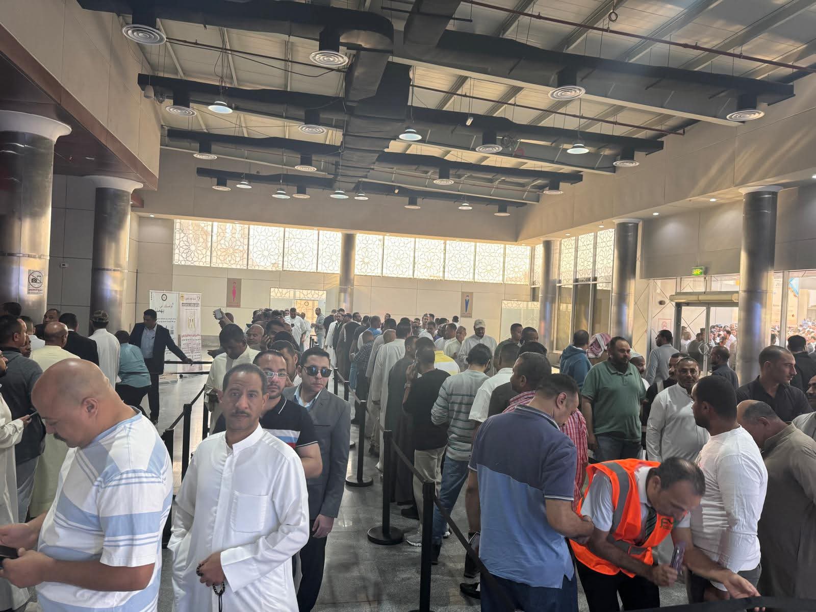 إقبال كبير من الجالية المصرية بالكويت .. على التصويت فى الانتخابات البرلمانية