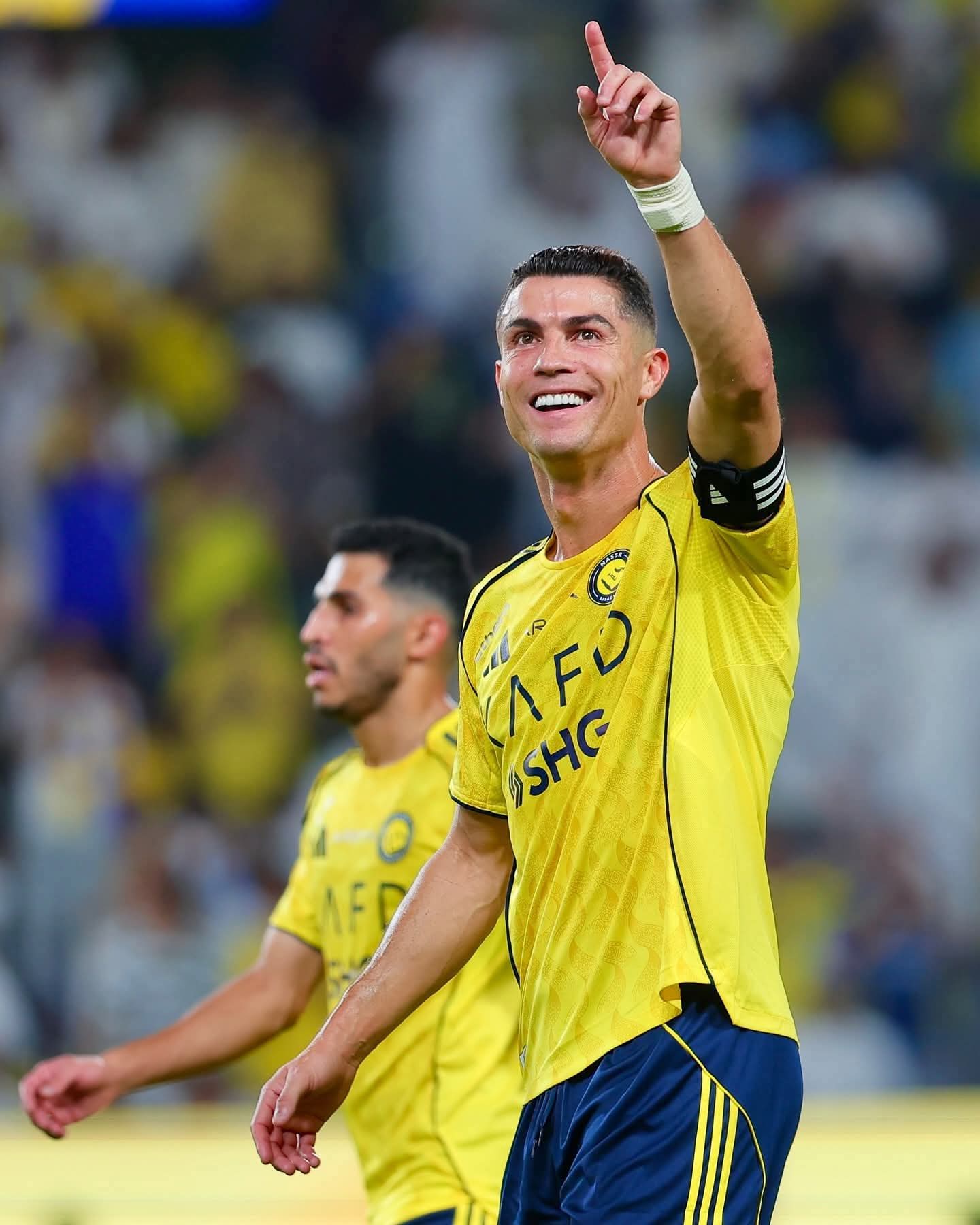 النصر يفوز على نيوم بثلاثية ويتصدر الدوري السعودي