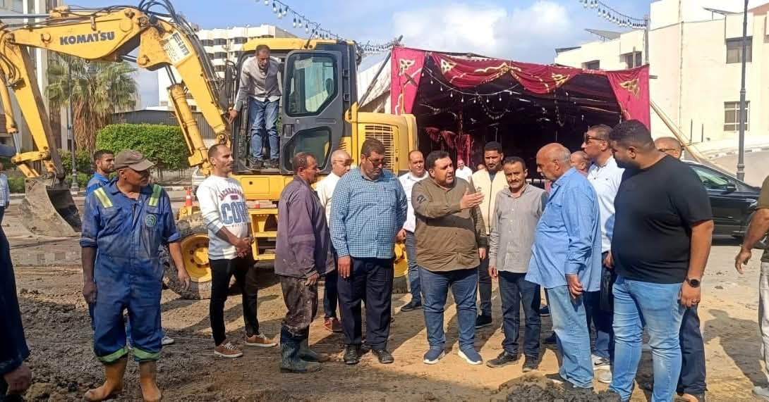 رئيس مياه البحيرة يتابع ميدانيًا جهود إصلاح كسر مفاجئ لخط مياه بدمنهور خلال الإنتخابات